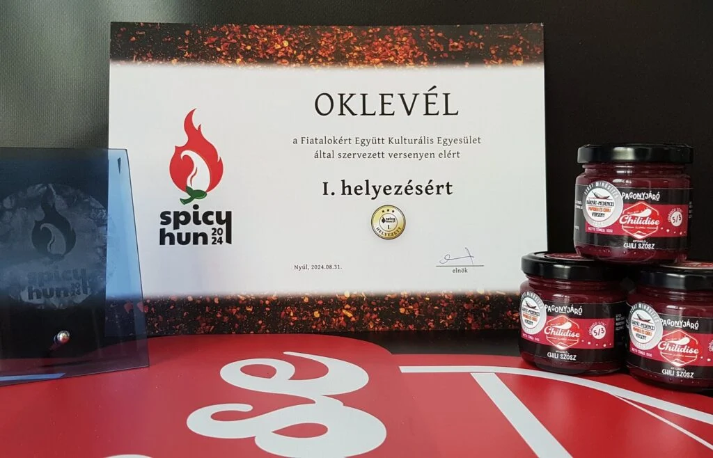 SpicyHun oklevél az első helyezésért, mellette Chilidise üvegek