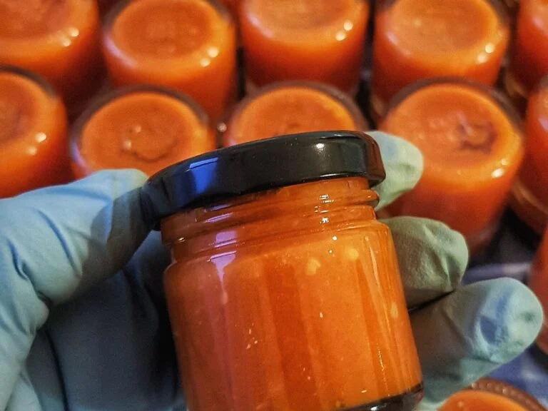 Chiliszósz töltése üvegekbe